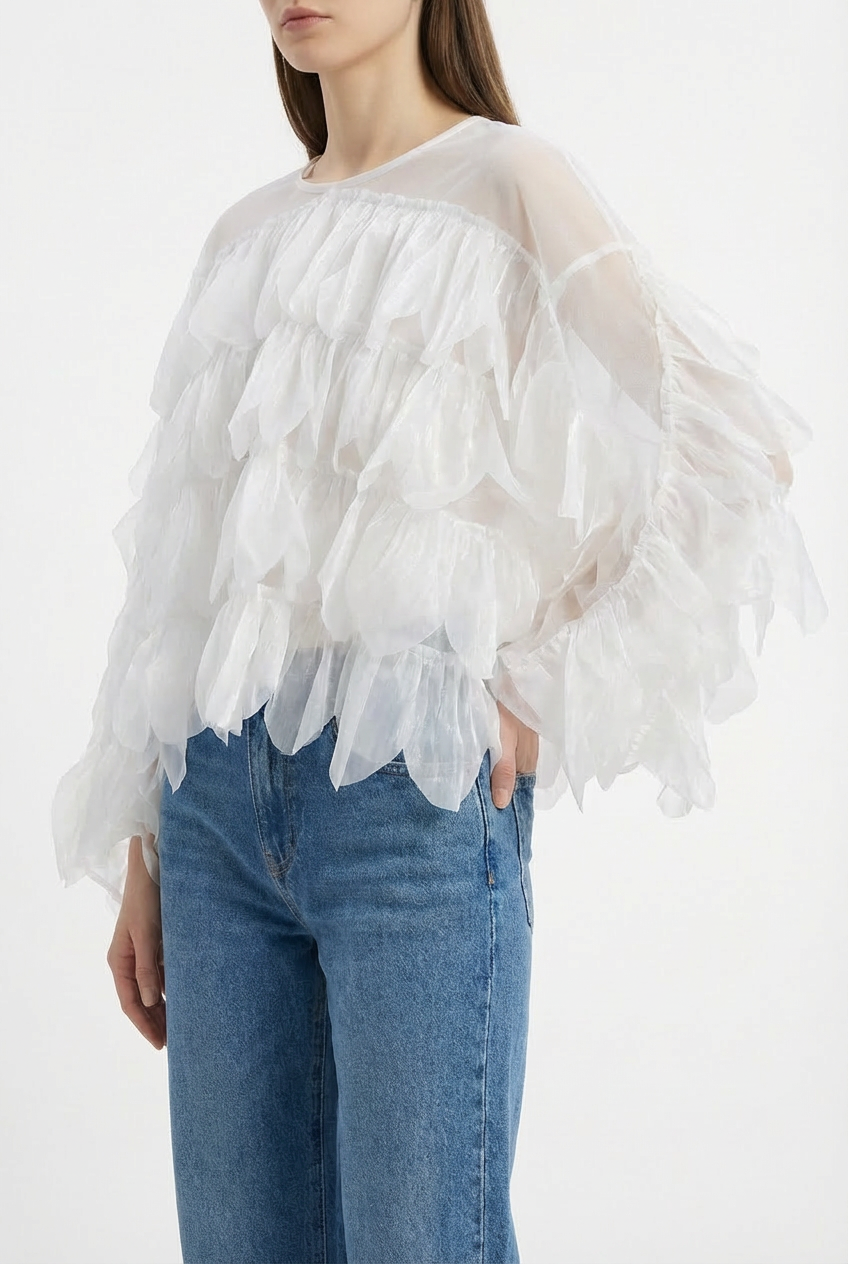 Blusa azzurra in organza con balze scenografiche