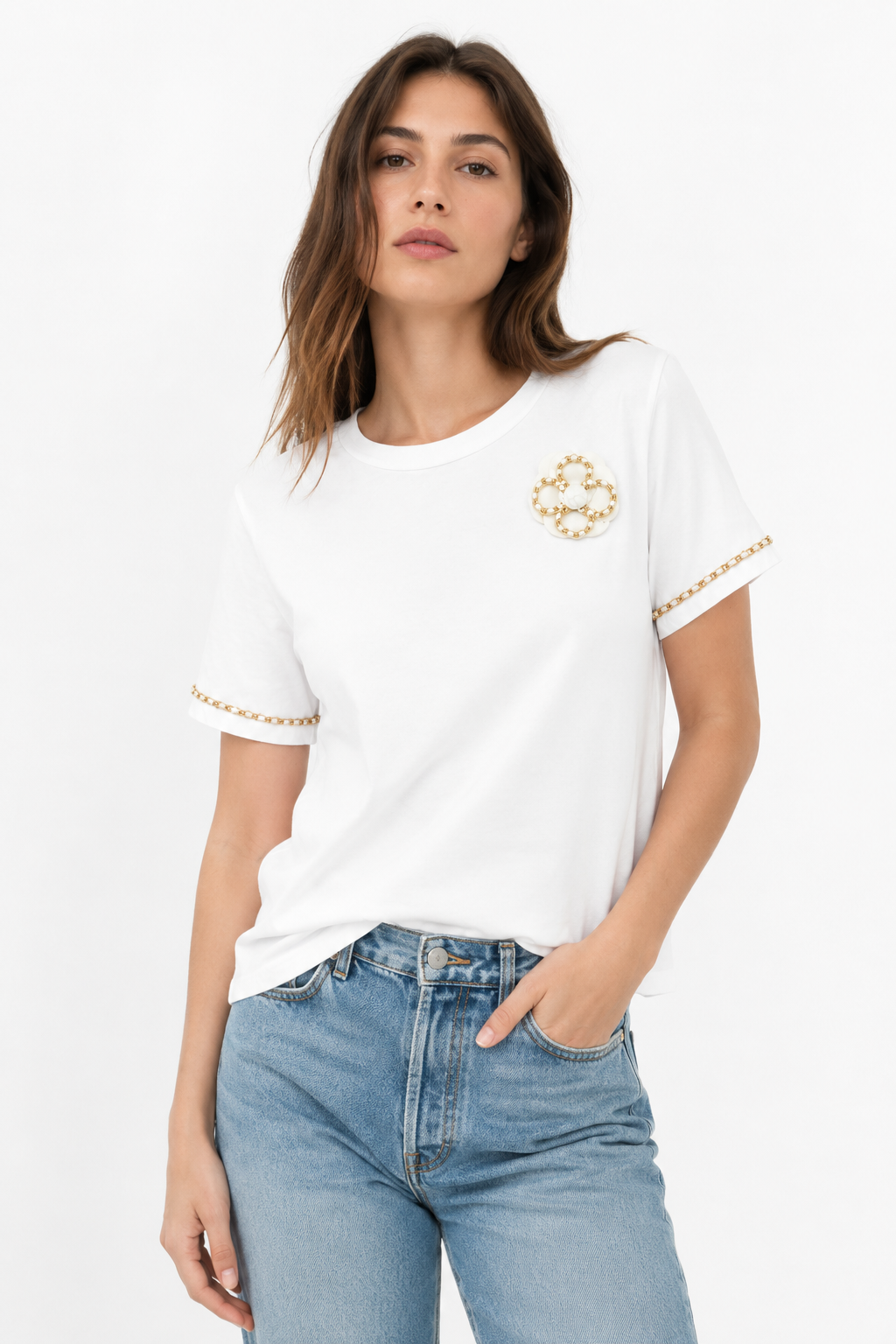 T-Shirt Bianca con Fiore e Dettagli Catena Dorata