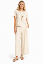 Blusa Beige con Collana Coordinata