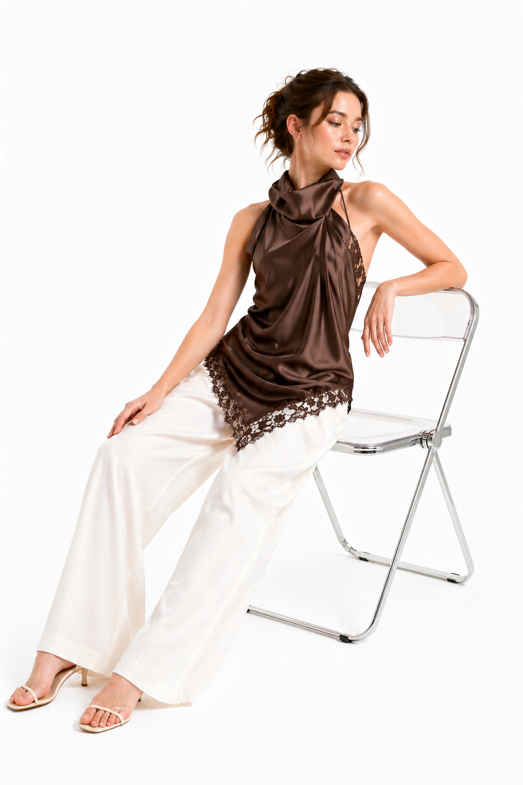 Top Satinato Asimmetrico con Dettagli in Pizzo